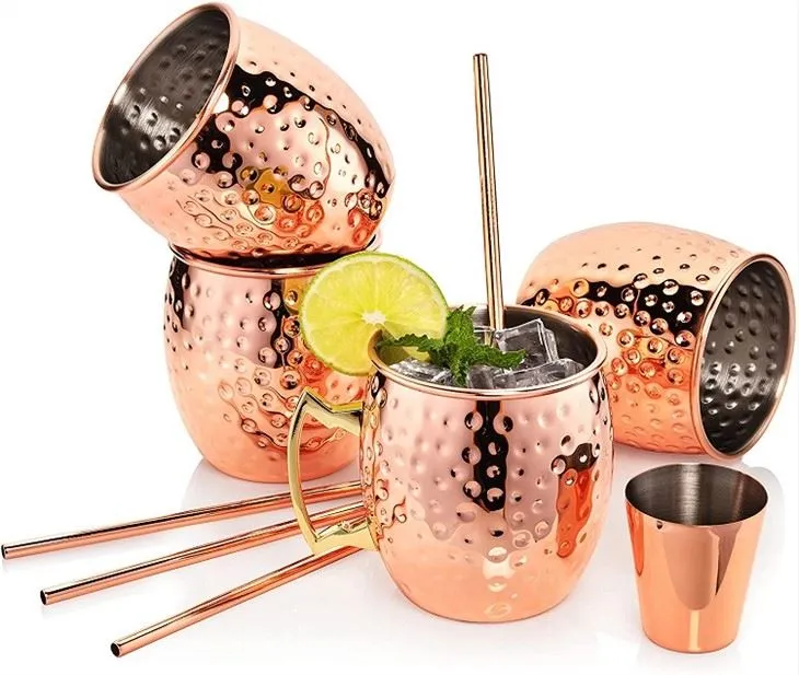 Hrnčeky z nehrdzavejúcej ocele so slamkami