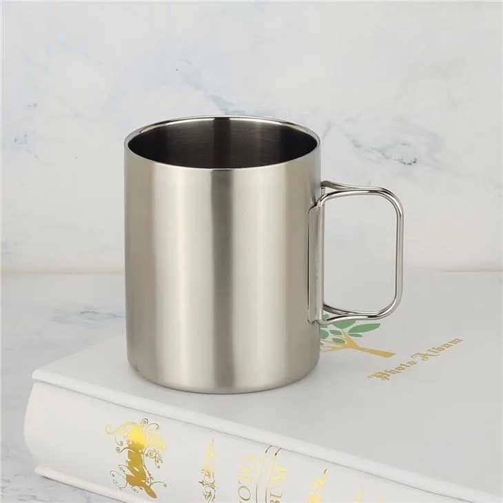 Nerezový hrnček na turistiku